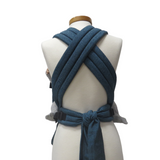 Babycarrier Türkis Slim with adjustable half-buckle and padded straps on mannequin.