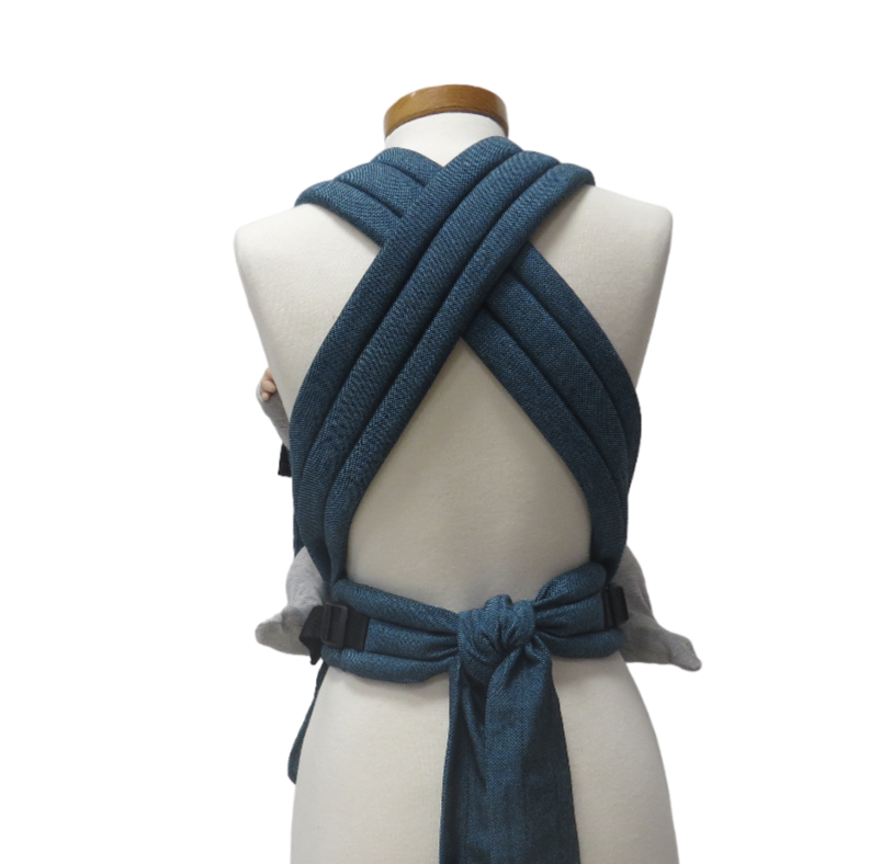 Babycarrier Türkis Slim with adjustable half-buckle and padded straps on mannequin.