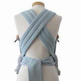 Optimal anpassbare Half-Buckle Babytrage Aqua Slim in Ozeanblau zum Binden mit Tragekomfort für Neugeborene und Kleinkinder.