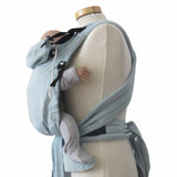 Babytrage Babycarrier Aqua Slim in ocean blue, adjustable half-buckle with binding waist belt, suitable for 3.5 kg to 15 kg.