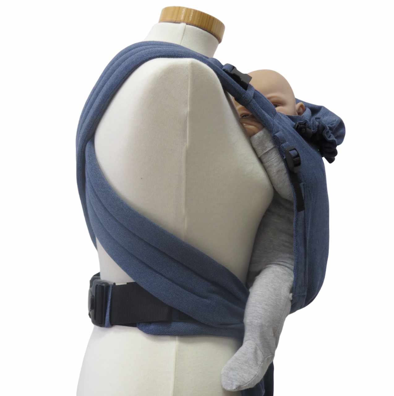 Optimal anpassbare Half-Buckle-Babytrage in Jeans-Optik.
