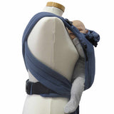 Optimal anpassbare Half-Buckle-Babytrage in Jeans-Optik.