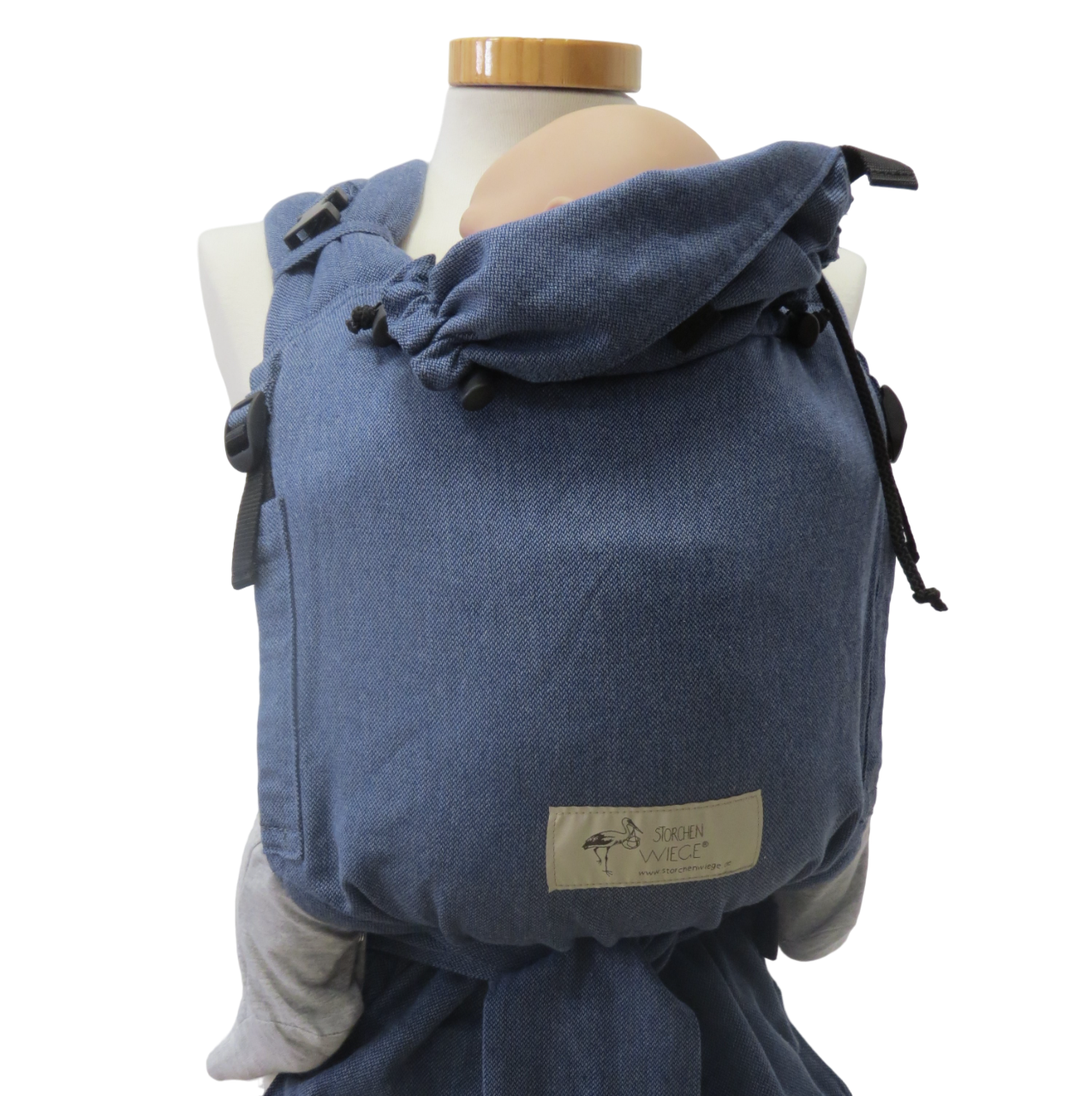 Jeans-optik half-buckle babycarrier with padded straps and adjustable safety features.