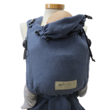 Jeans-optik half-buckle babycarrier with padded straps and adjustable safety features.