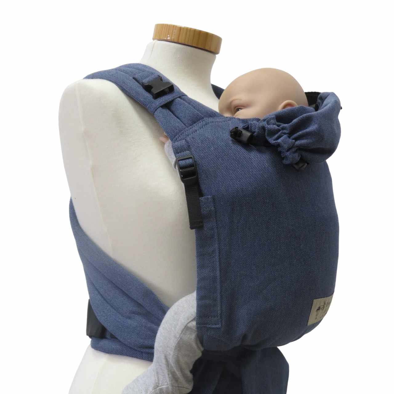 Optimal anpassbare Babytrage in Jeans-Optik mit gepolsterten Trägern und verstellbarem Steg.