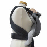 Optimal anpassbare Half-Buckle-Babytrage Leo Schwarz-Weiss für Neugeborene bis 15 kg, mit gepolsterten Trägern und sicherem Bauchgurt.