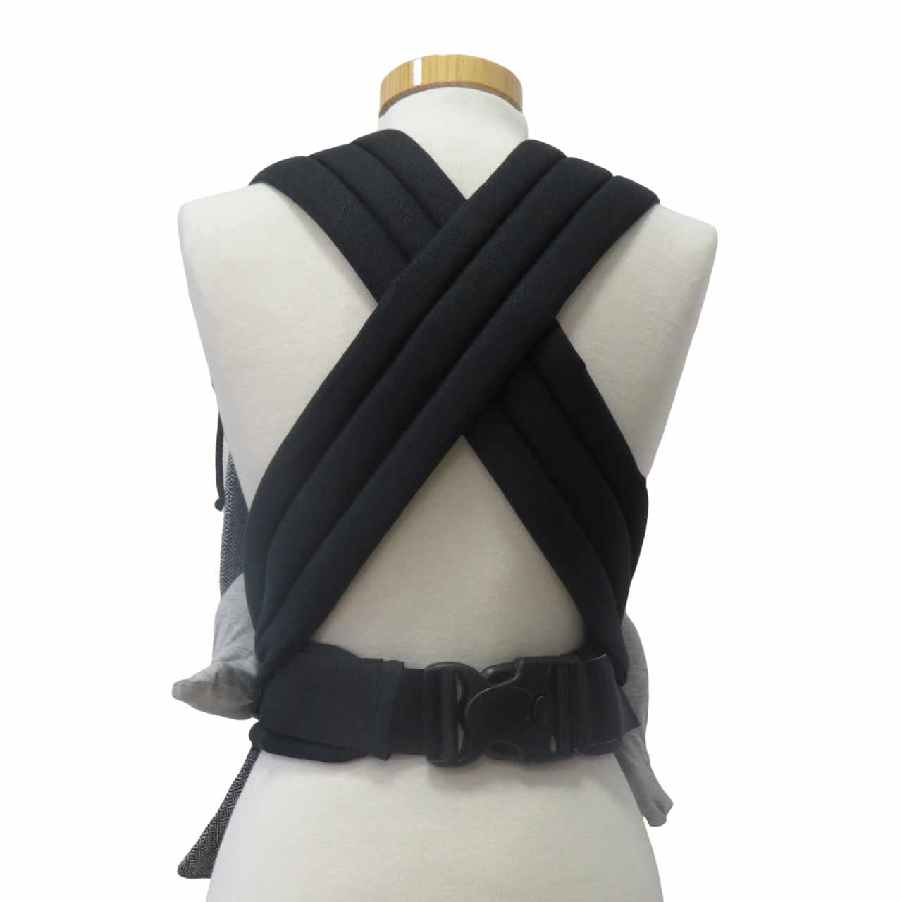 Babycarrier Leo Schwarz Weiss with adjustable straps and safety buckle, black and white design.