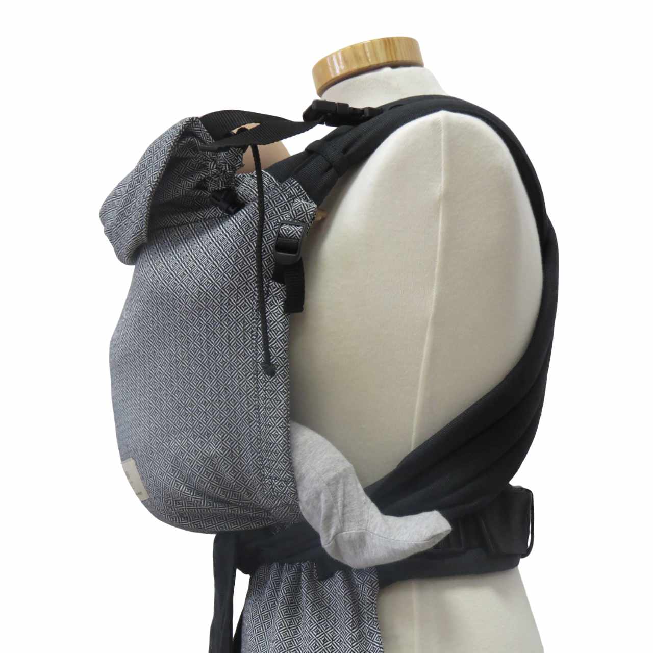 Black and white Babycarrier Leo with adjustable features and padded straps.