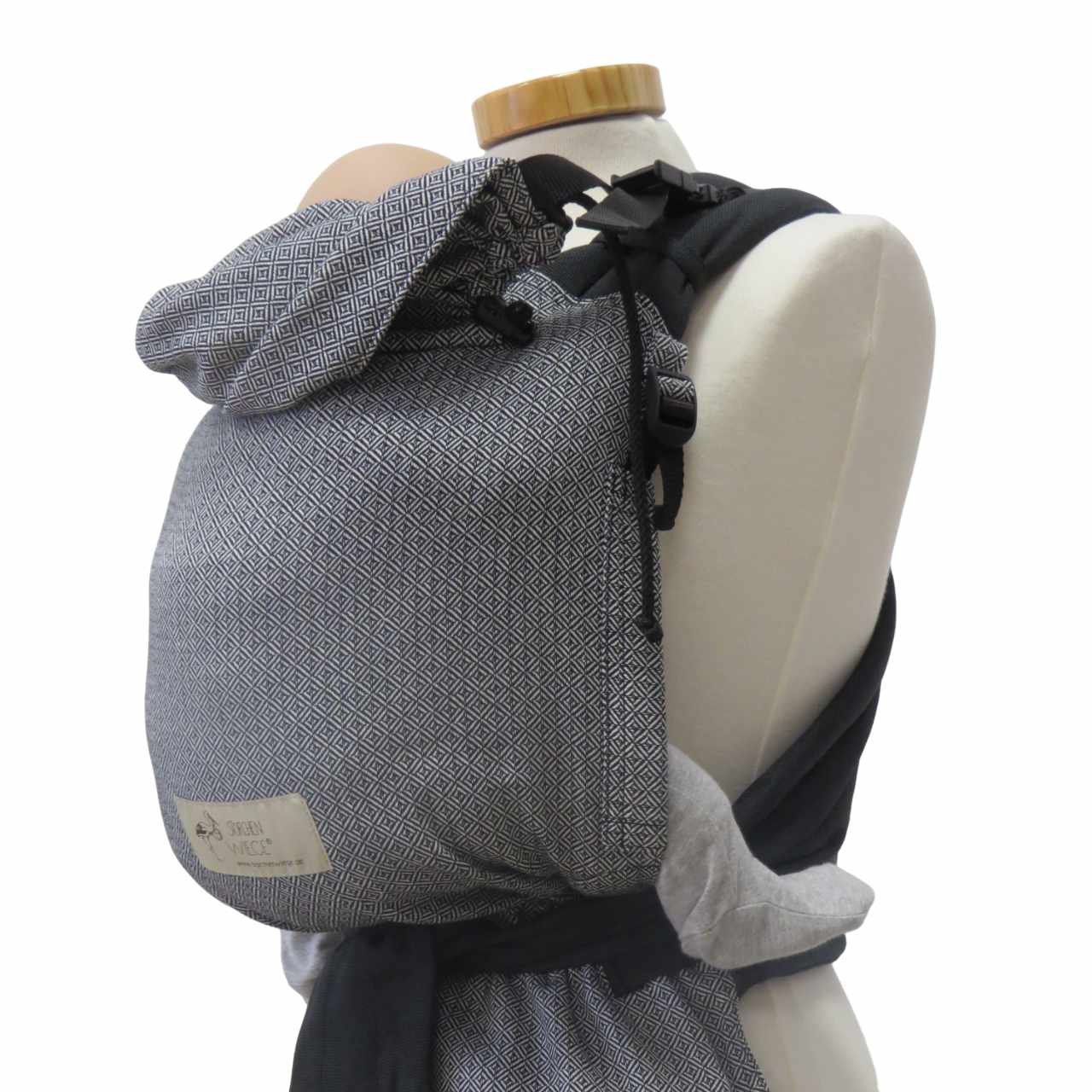 Babycarrier Leo Schwarz Weiß, optimal anpassbare Half-Buckle-Babytrage mit zartem Webmuster.