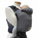 Babycarrier Leo Schwarz Weiss with black straps and patterned fabric, suitable for newborns to 15 kg.