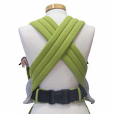 Optimal anpassbare Half-Buckle-Babytrage in Maigrün, gepolsterte Träger, Dreipunkt-Sicherheitsschnalle, aus 100% Baumwolle.