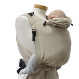 Babytrage Babycarrier Natur in trendiger Farbe, optimal anpassbar mit weich gepolsterten Trägern.