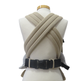 Babytrage Natur half-buckle baby carrier with padded straps and safety buckle in beige.