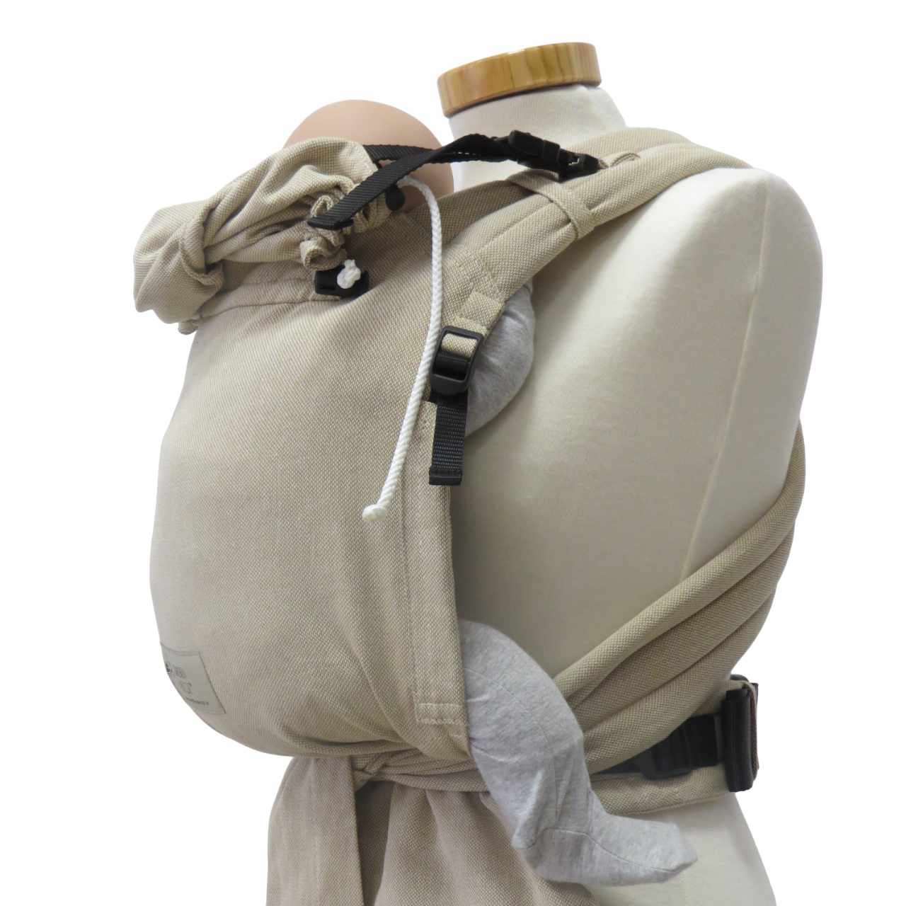 Optimal anpassbare Half-Buckle-Babytrage in Naturfarbe aus 100% Baumwolle.