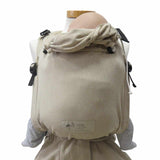 Half-Buckle-Babytrage in natural color with adjustable straps and safety buckle.