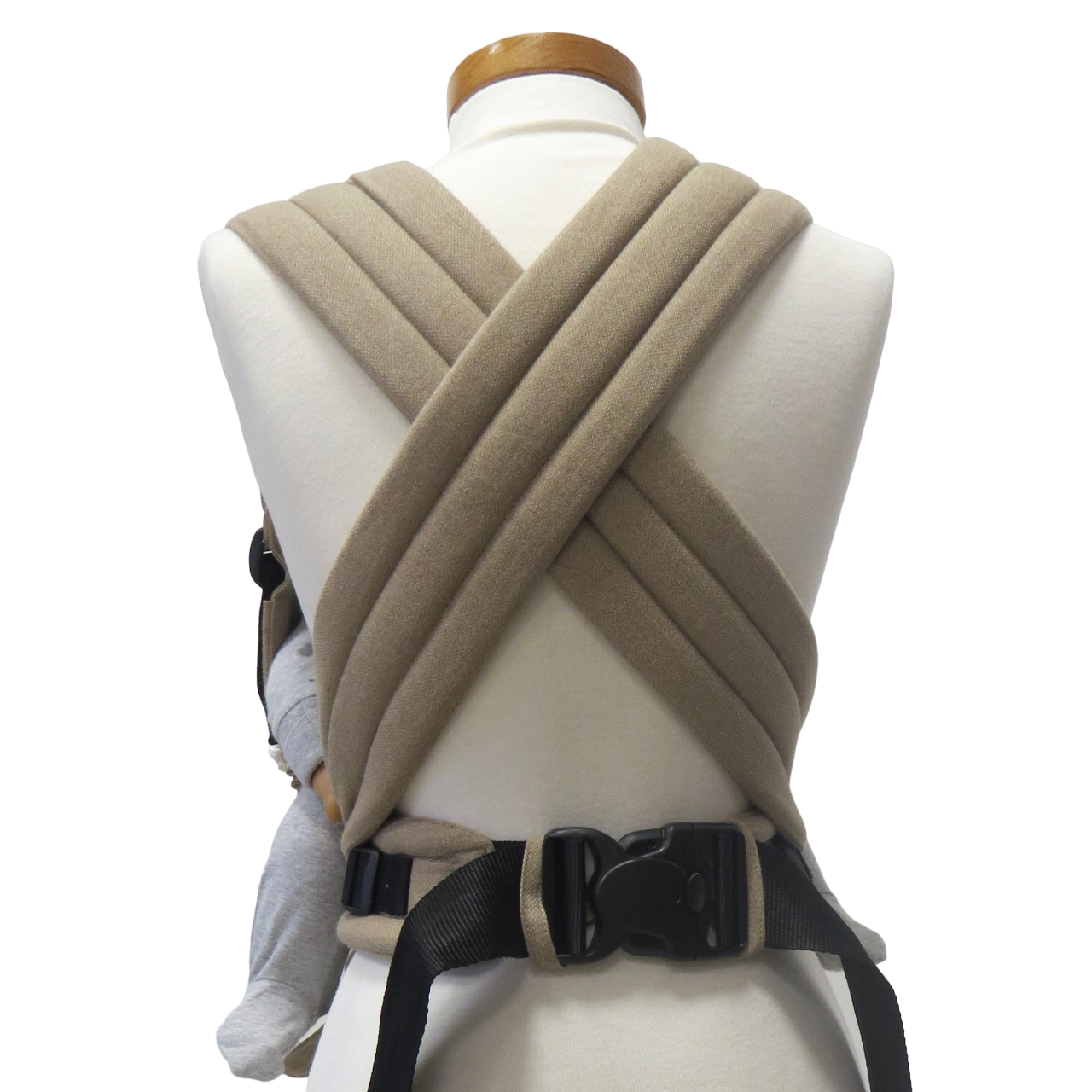 Babycarrier Sand with adjustable straps and safety buckle in sand color.