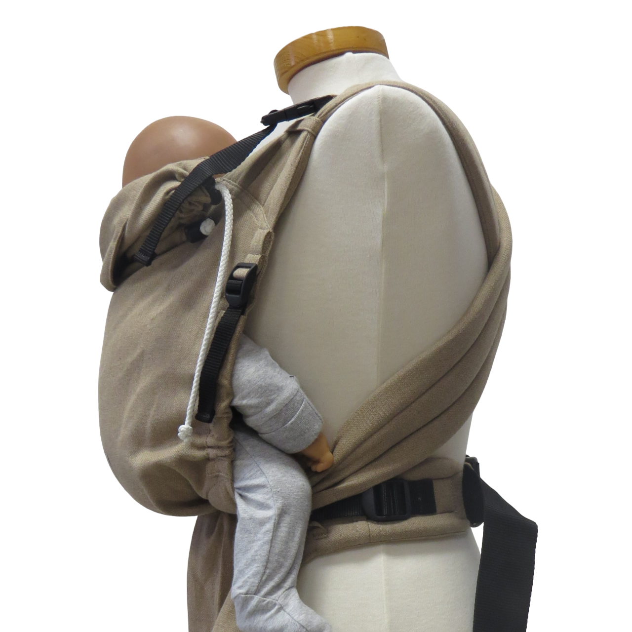 Babycarrier Sand with padded straps and safety buckle, suitable from birth to 15 kg.