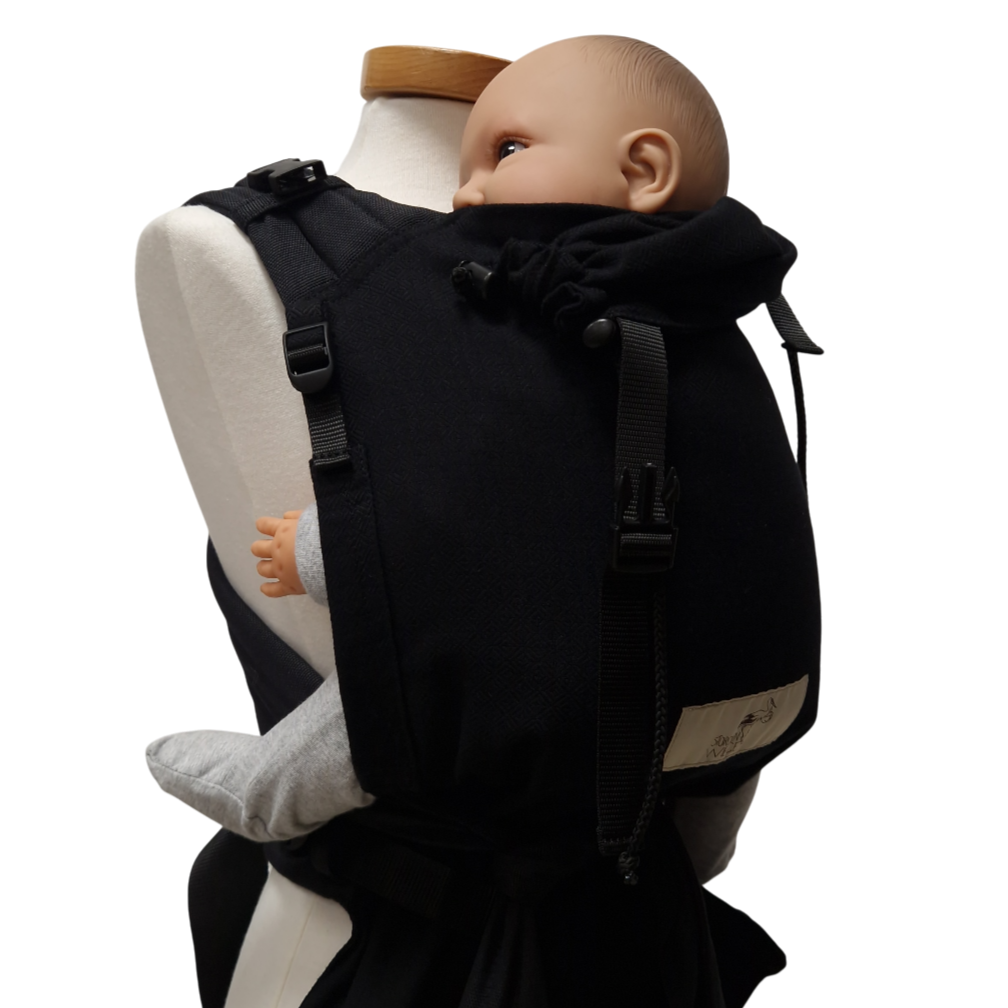 Babytrage Leo Schwarz with adjustable straps and ergonomic support, featuring a delicate weave pattern, suitable from birth to 15 kg.