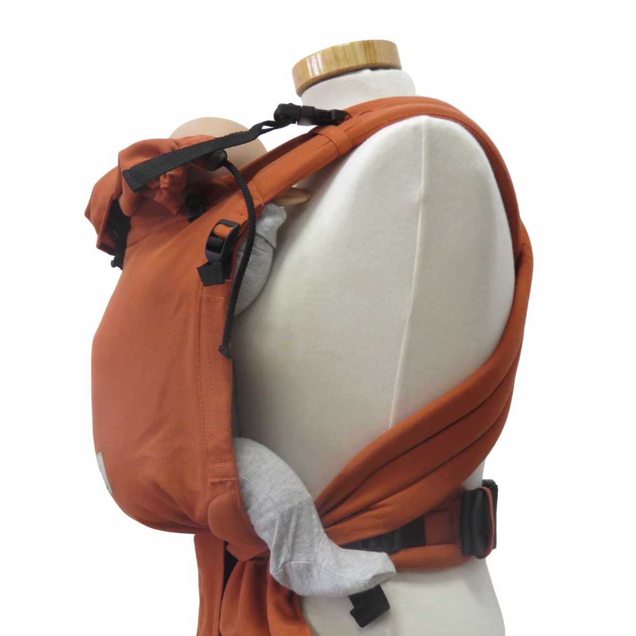 Babycarrier Terra with adjustable straps and ergonomic design in orange.