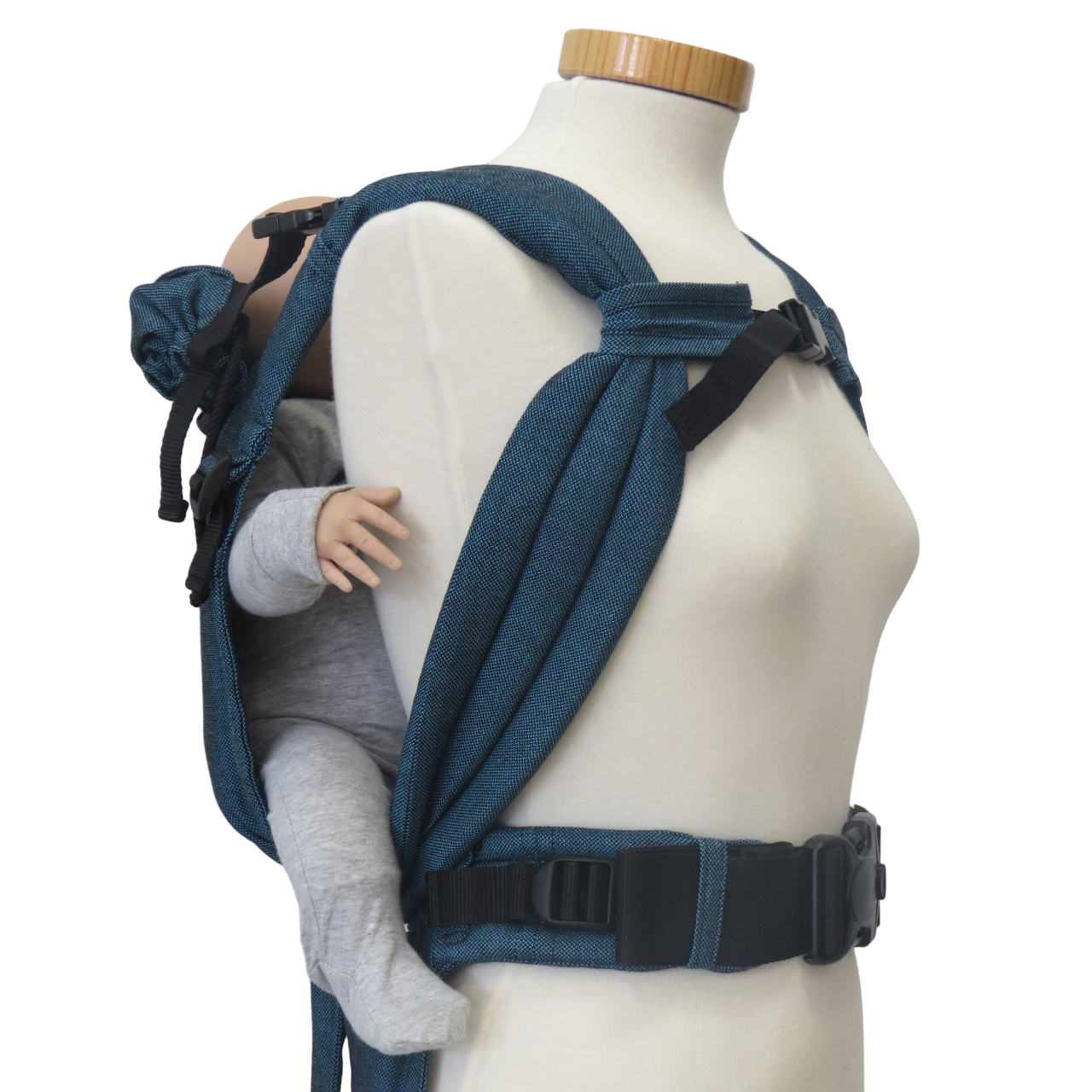 Babycarrier Türkis with adjustable straps and safety buckle.
