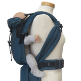 Babycarrier Türkis with ergonomic design and adjustable straps for newborns to toddlers.