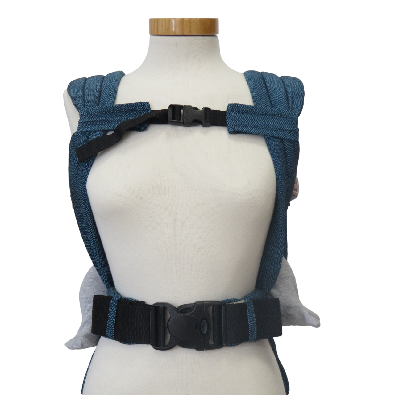 Babycarrier Brustgurt on mannequin, durable cotton material, enhances babywearing comfort.