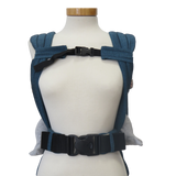 Babycarrier Brustgurt on mannequin, durable cotton material, enhances babywearing comfort.