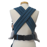 Babycarrier Türkis with adjustable straps and safety buckle, suitable for newborn to 15 kg.