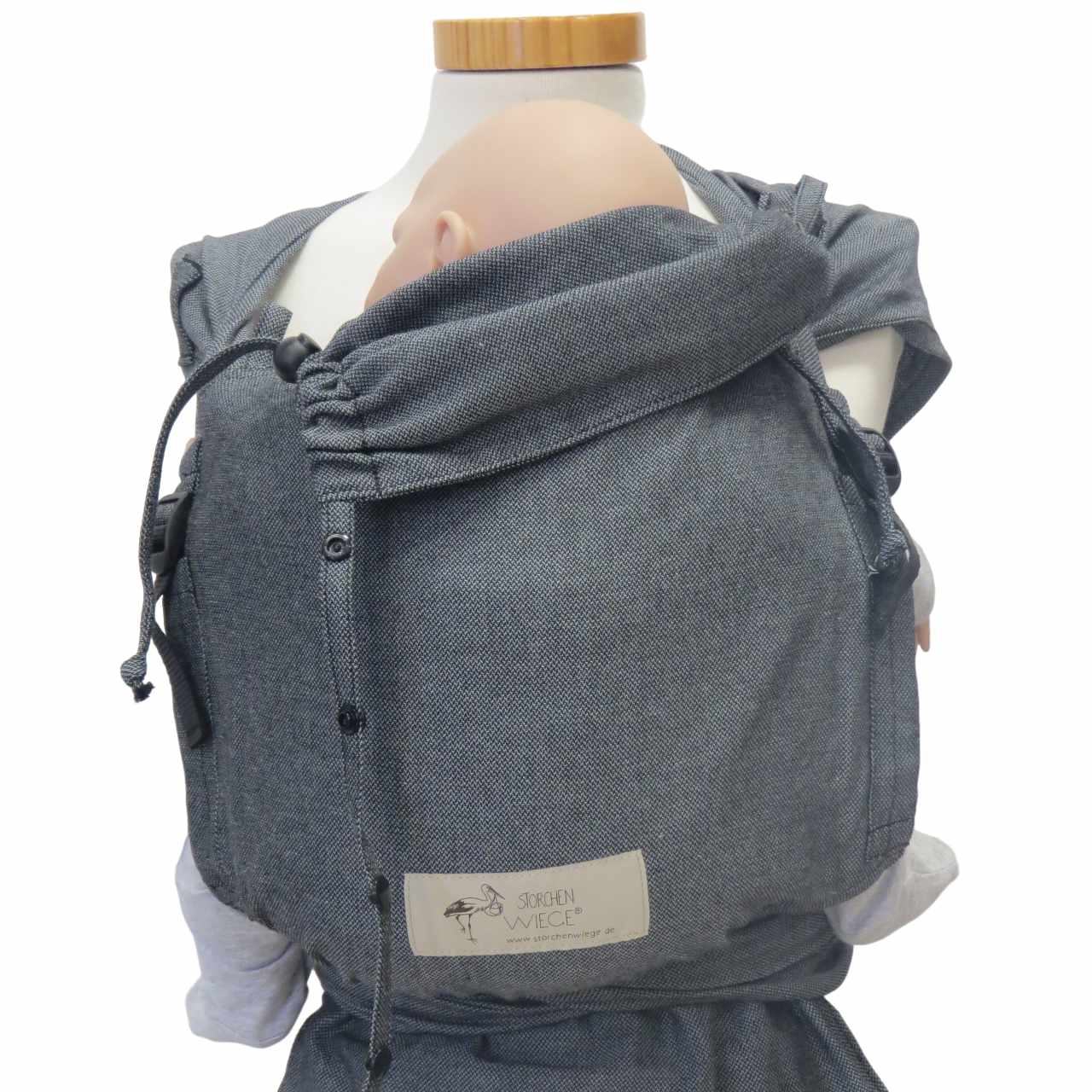 Wrapbabycarrier Graphit with broad shoulder straps and adjustable hip belt for optimal comfort and support.