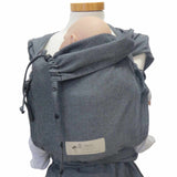Wrapbabycarrier Graphit with broad shoulder straps and adjustable hip belt for optimal comfort and support.