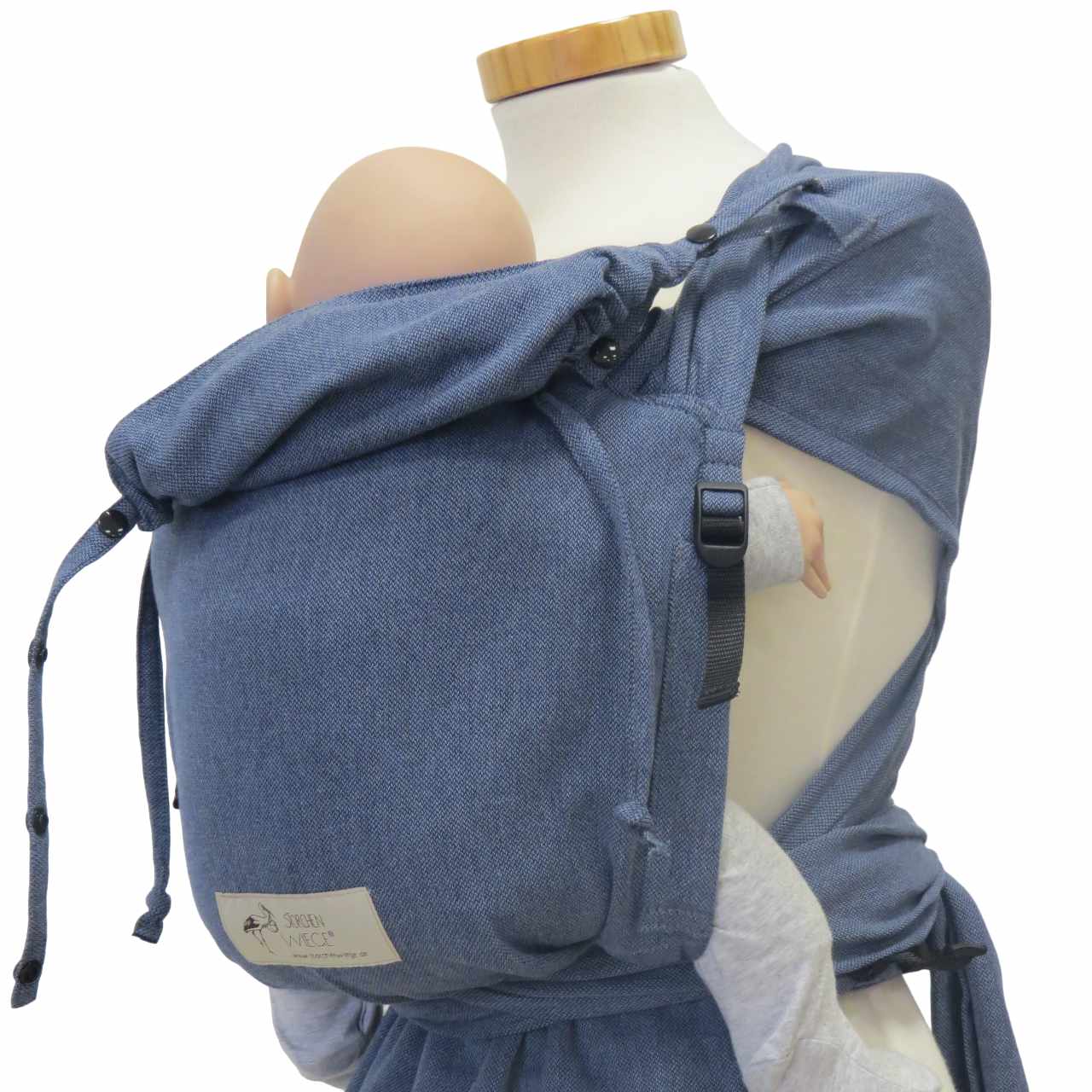 Wrapbabycarrier Jeans with broad shoulder straps and hip belt in denim look, suitable from 3.5 kg to 15 kg.