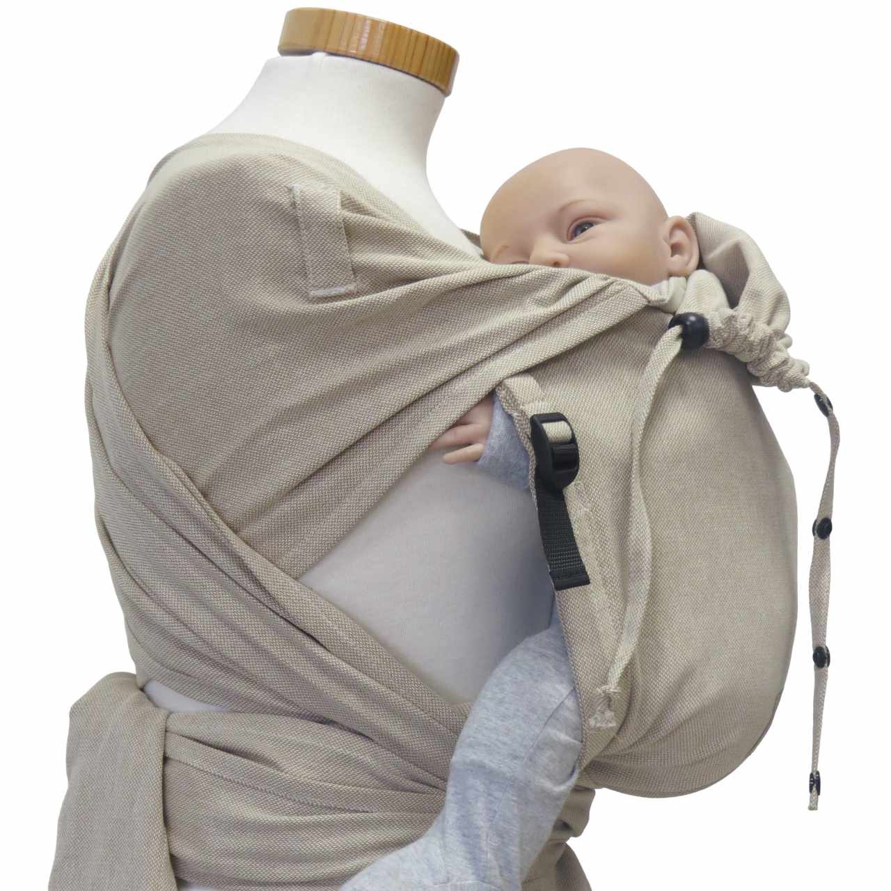 Optimal anpassbare Wrapbabycarrier Natur mit breiten Schulterträgern und Hüftgurt, geeignet für Babys von 3,5 kg bis 15 kg.