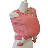 Bambustragetuch APRICOT in lachsfarben, weich und elastisch, getragen an Puppe mit Baby im Tragetuch