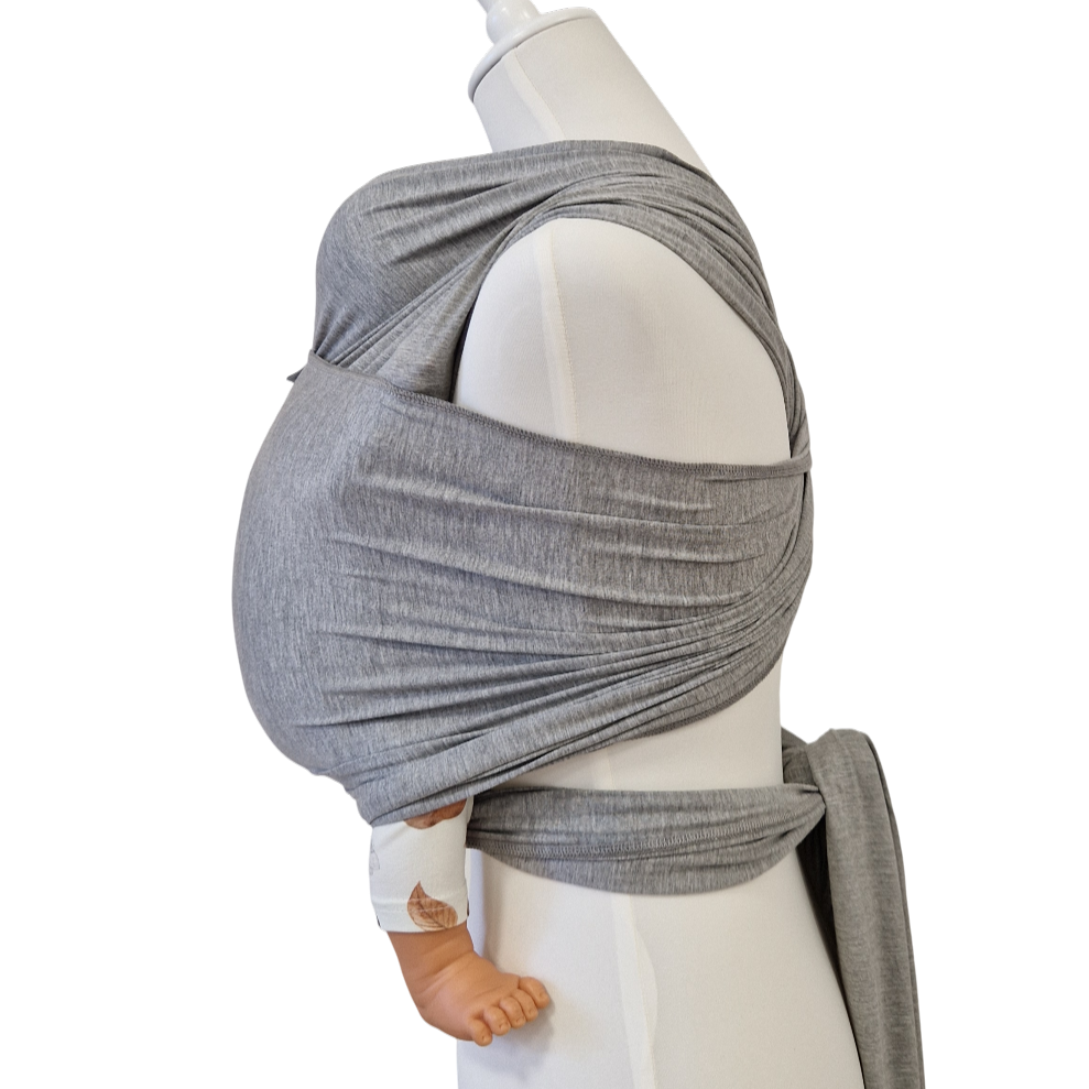 Bambustragetuch PERLGRAU meliert aus weichem, atmungsaktivem Bambusstoff, elastisch und nachhaltig, in hellgrauer Farbe, für Babygewicht 2,5-11 kg.