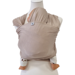 Bambustragetuch WÜSTENSAND aus weichem, elastischem Bambusstoff in sandfarbener Babytrage