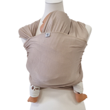 Bambustragetuch WÜSTENSAND aus weichem, elastischem Bambusstoff in sandfarbener Babytrage