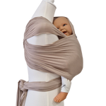 Bambustragetuch WÜSTENSAND in Sandfarbe aus weichem, elastischem Bambusgewebe mit Baby in Trageposition