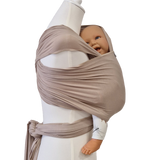 Bambustragetuch WÜSTENSAND in Sandfarbe aus weichem, elastischem Bambusgewebe mit Baby in Trageposition