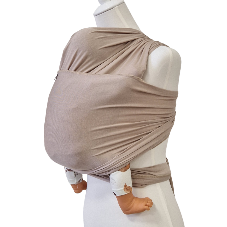 Bambustragetuch WÜSTENSAND aus weichem, elastischem Bambusstoff in Sandfarbe, atmungsaktiv und nachhaltig, Babytrage für 2,5-11 kg.