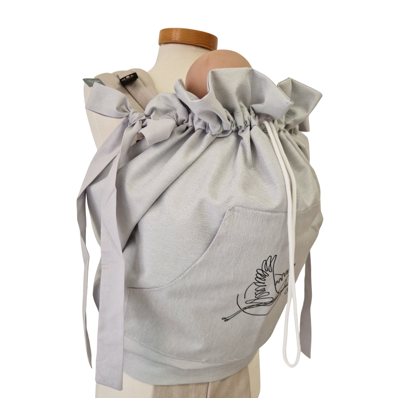 Storchenwiege Tragecover in light gray for babywearing, wind and rain protection.