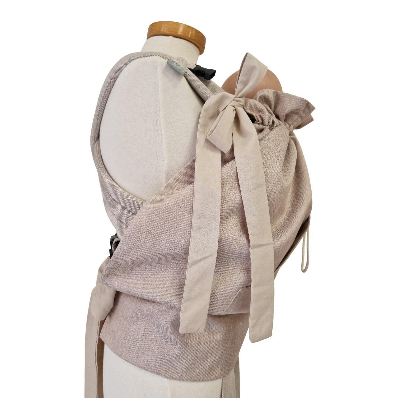 Storchenwiege Tragecover Natur for baby protection against cold and wind, featuring adjustable straps and cozy materials.