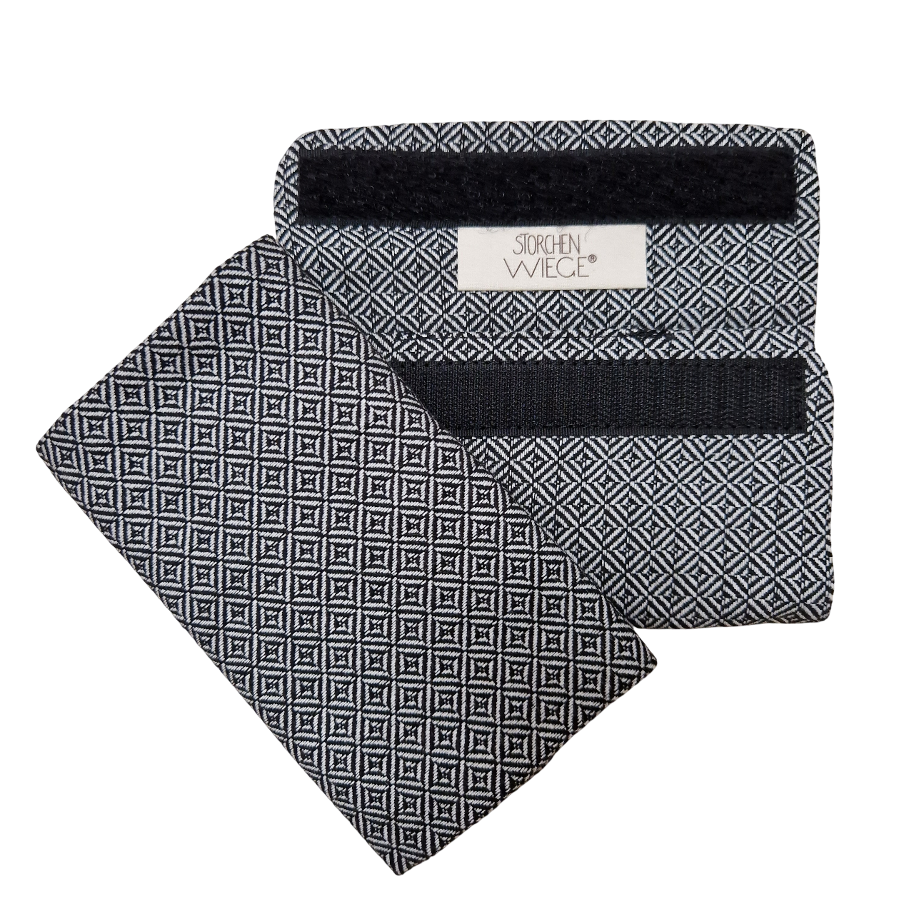 Babycarrier Gurtschoner in black and white pattern, 100% cotton, featuring Velcro attachment for shoulder straps.