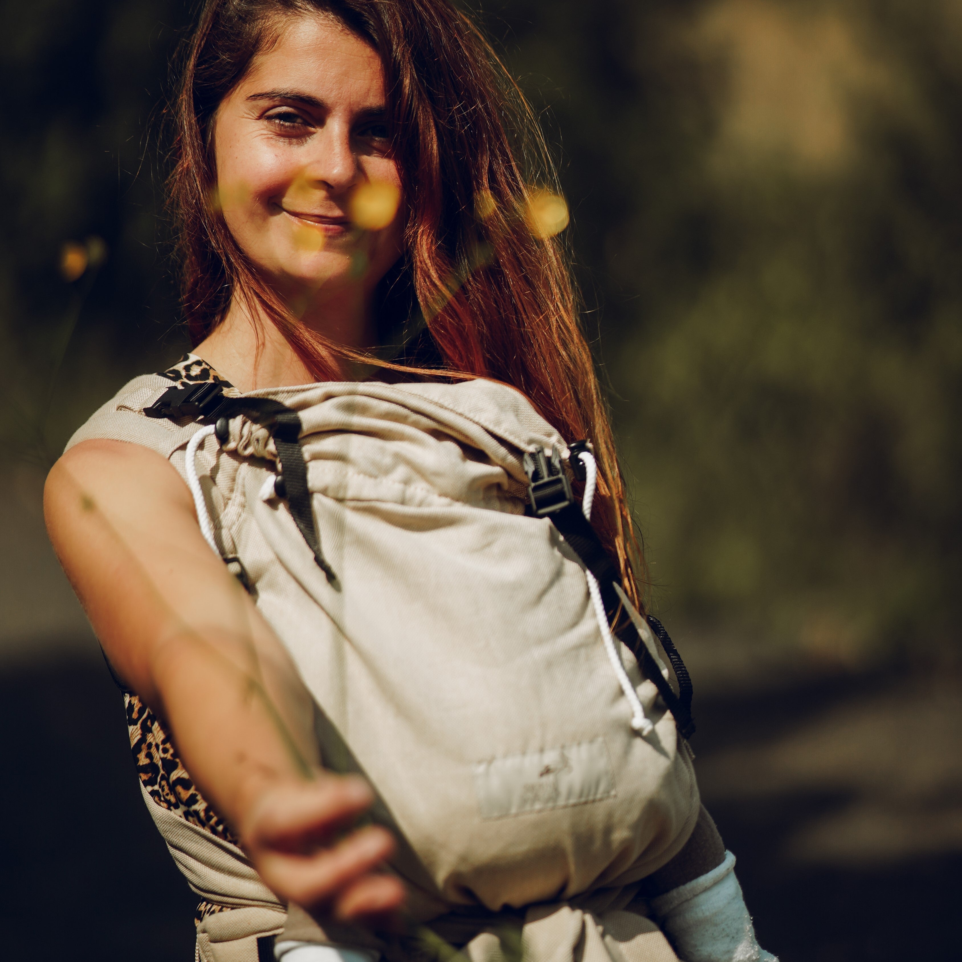 Babycarrier Mondstein ergonomische Half-Buckle-Babytrage in hellbeige mit gepolsterten Trägern und Brustgurt für Neugeborene bis 15 kg