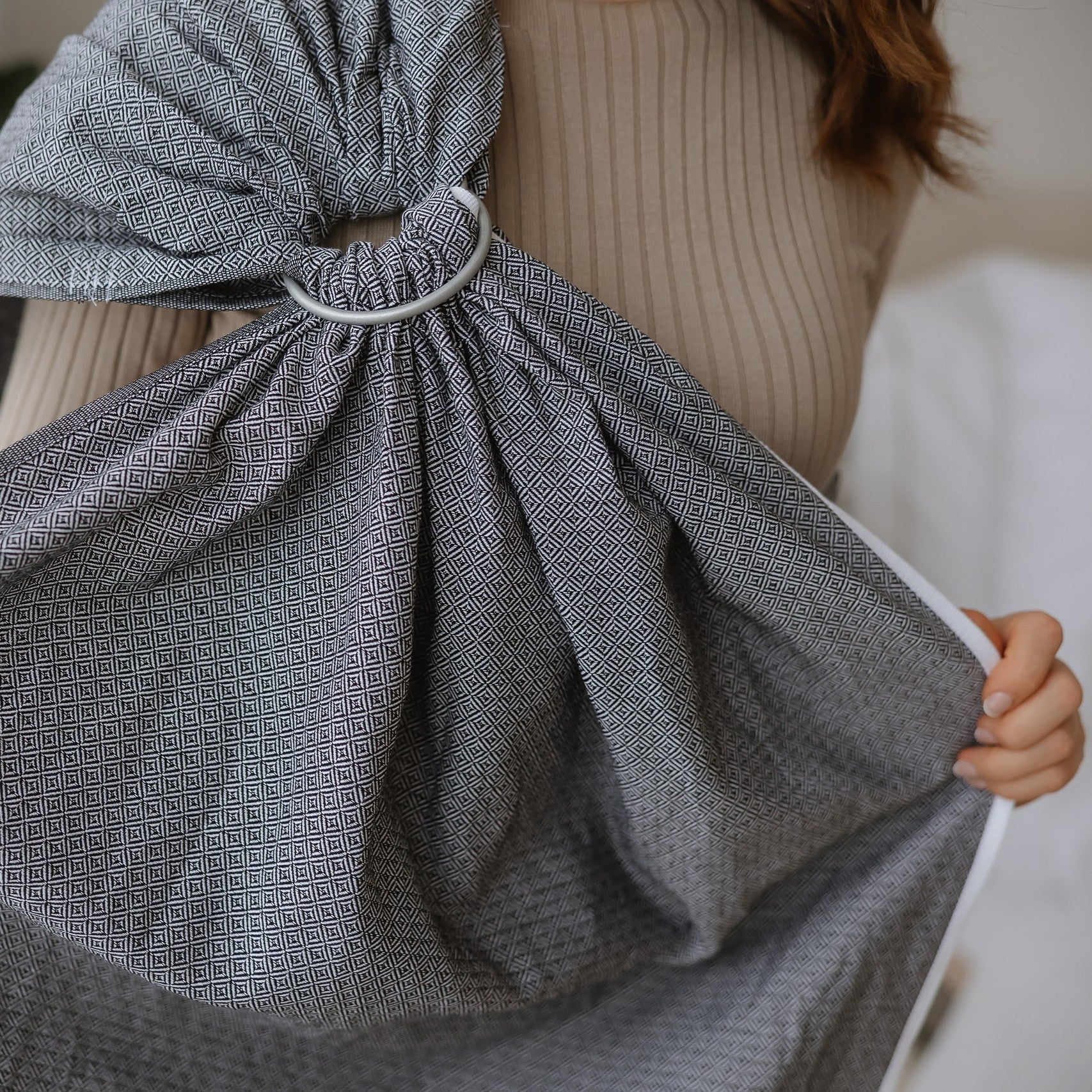 Ringsling Leo Schwarz-Weiss with delicate woven pattern, lightweight, versatile, ideal for short distances, made from 100% cotton.