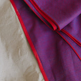 Ringsling Leo Violett aus Baumwolle mit zartem Webmuster.