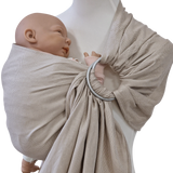 Ringsling Mondstein aus 100% Baumwolle mit zartem Webmuster und Babytrage in Beige