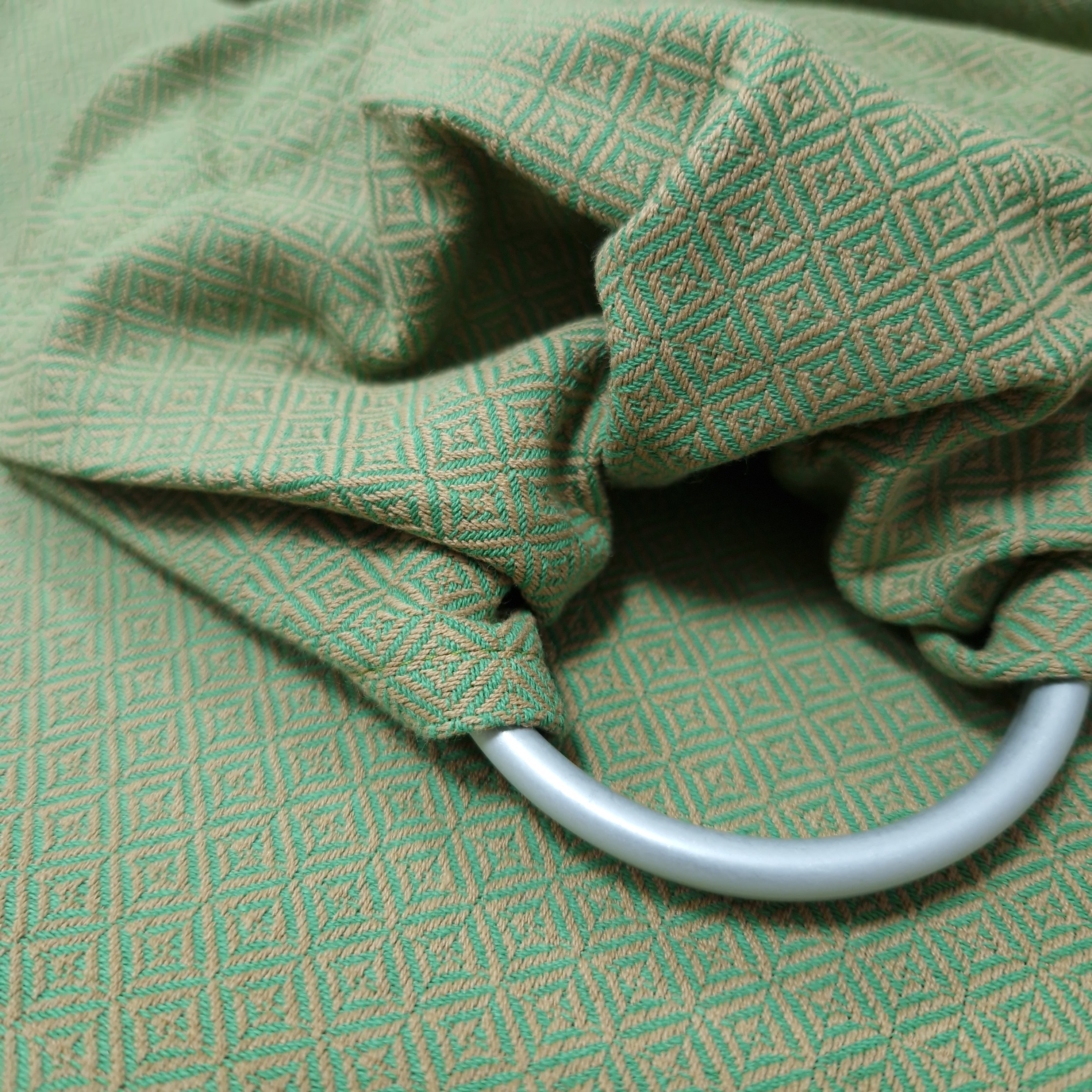 Ringschlaufe Leo GrünRingschlaufe LeoRingschlaufe für Rebozo-Technik nach Harder
Die Rebozo-Methode mit einer Ringschlaufe ist eine traditionelle Technik, die in der Geburtshilfe eingesetzt wird, um Sch