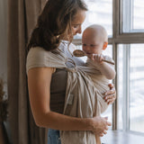 Baby in Ringsling Leo Natur made of cotton, ideal for easy carrying and short trips.