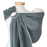 Ringsling Leo Grau with delicate weave pattern on mannequin.