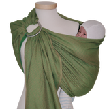 Ringsling Leo Grün mit zartem Webmuster, ideal für Babys und Kleinkinder, 100% Baumwolle.